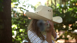 打扮成女牛仔的女孩用玩具步枪指着相机8秒视频