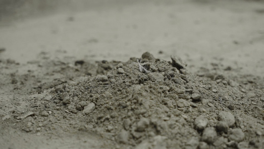 水泥水泥粉尘和残留物埋在地板上视频