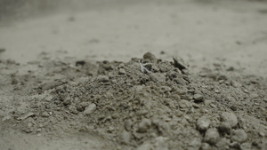 水泥水泥粉尘和残留物埋在地板上16秒视频