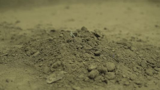 水泥水泥粉尘和残留物埋在地板上视频