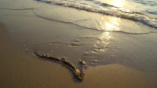 夏天的浪漫假概念日落时海浪冲洗沙滩视频