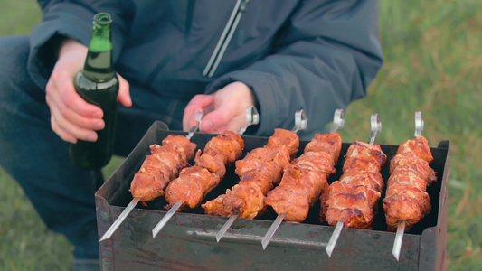 男人在户外做烤肉烤肉视频