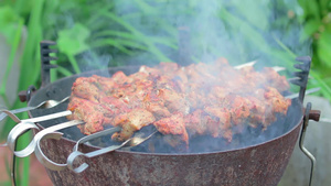 在烤架上烹饪的美味烤肉串31秒视频