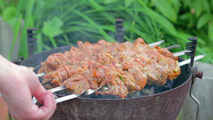 在烤架上烹饪的美味烤肉串56秒视频