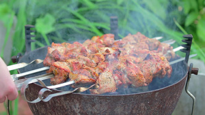 在烤架上烹饪的美味烤肉串21秒视频