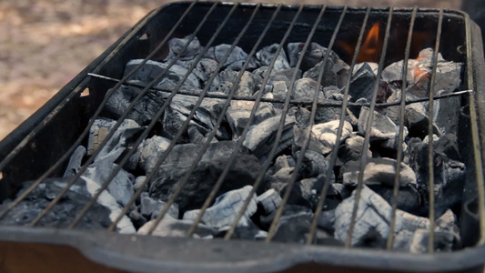煤炭在烧烤炉中燃烧视频