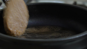手工自制的多汁小米肉饼汉堡包11秒视频