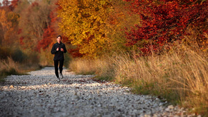 年轻女子在秋天的乡村慢跑16秒视频
