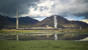 大盐湖畔山云映衬的炼油厂和炼银厂美国犹他州37秒视频