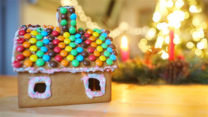 姜饼屋和背景明亮的圣诞树35秒视频