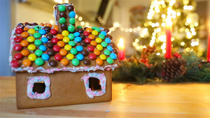 姜饼屋和背景明亮的圣诞树22秒视频