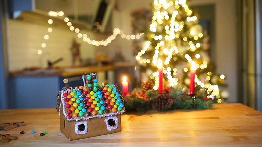 姜饼仙子屋背景明亮的圣诞树和园林视频
