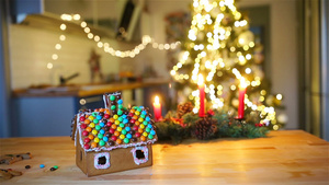 姜饼仙子屋背景明亮的圣诞树和园林20秒视频