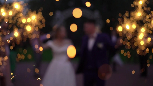 人们在街上点亮火花庆祝婚礼浪漫的夜晚或夜晚灯光照耀视频