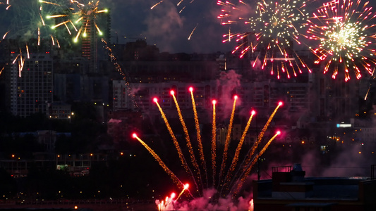 夜空中美丽的烟花视频