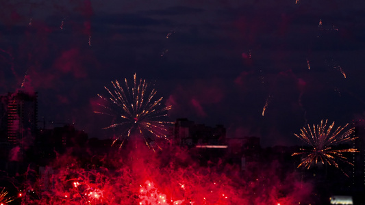 夜空中美丽的烟花视频