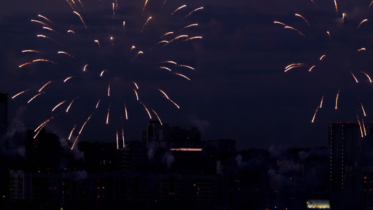 夜空中美丽的烟花视频