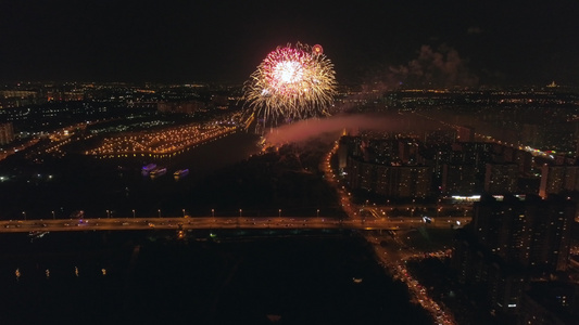 城市的烟花有桥的河流无人驾驶飞机正在飞翔空中观察视频