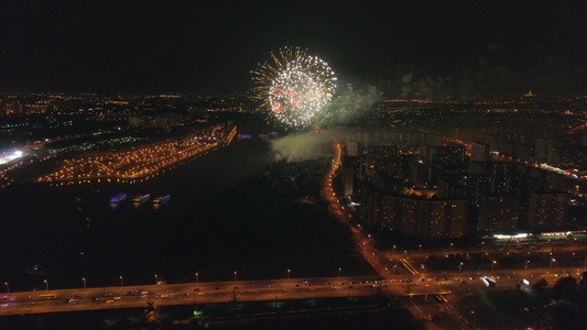 在夜空中闪耀的烟花视频