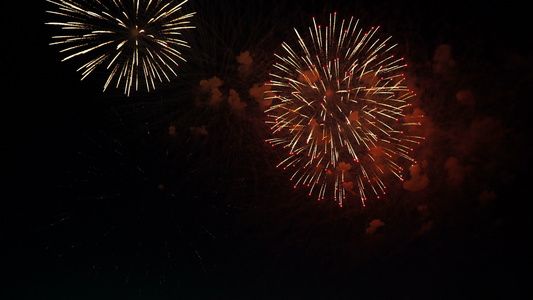 在夜空中放烟花以纪念节日视频