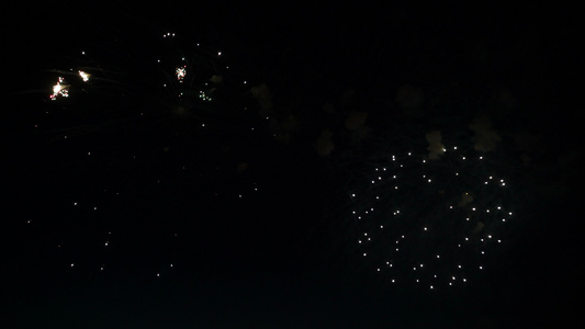 在夜空中放烟花以纪念节日视频