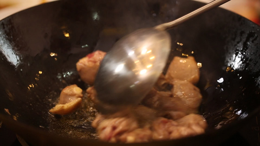 铁锅炒鸭肉炒鸡块视频