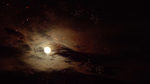 7月4日戏剧性天空满月全景五颜六色的烟花致敬23秒视频