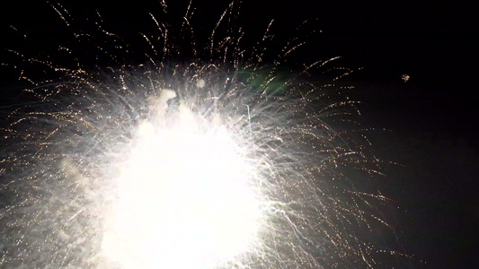 烟花照亮天空新年庆祝独立日美国庆祝周年日彩色火花视频