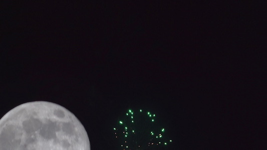 夜空上美丽多彩的节日烟花4月4日为独立节盛宴在黑暗视频