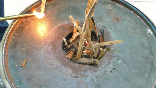 炉灶中手工燃柴起火炉以烧木炭的原木视频