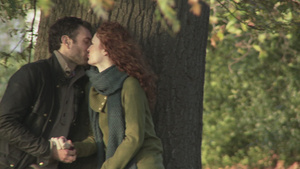 树下接吻的情侣11秒视频