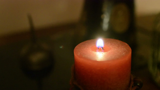蜡烛和蜡烛火焰关闭在蜡烛上的火焰片段视频