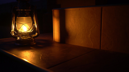一个古老的煤油灯在夜间燃烧视频