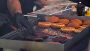 烹饪牛肉汉堡饼和培根的人20秒视频