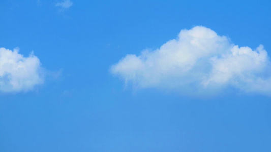美丽的蓝色天空和白云在夏季飘动视频