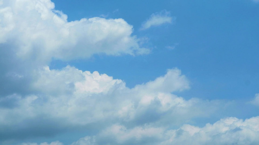 美丽的蓝色天空夏日有纯云飘动视频
