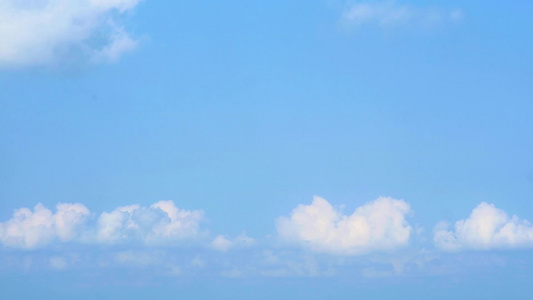美丽的蓝色天空夏天有柔软的白云飘动视频