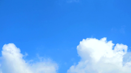 美丽的蓝色天空有堆积的白云随时间滚动视频