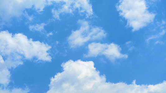 美丽的蓝色蓝天和白云在夏季飘动视频