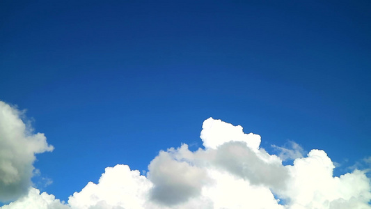 纯净蓝色天空和白色灰色云层移动时间间隔视频