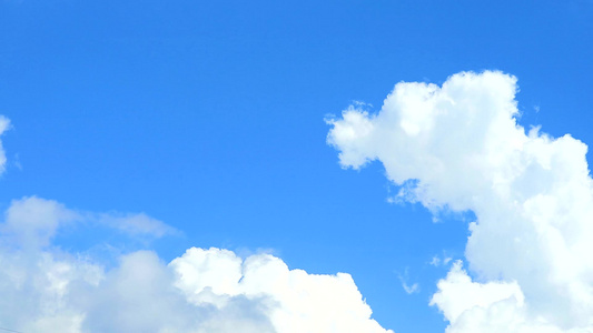 缓慢移动的白堆积云和纯净清蓝天空及小云视频