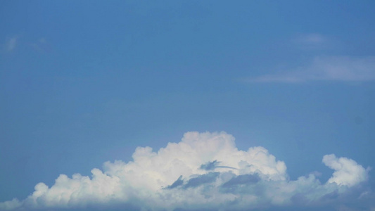 灰蓝蓝天空白云在冬季时间流逝时移动并淡化视频