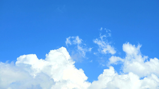 白堆云和清蓝的蓝色天空在移动微软的云传递视频