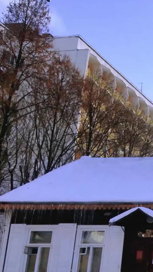 立冬初雪清晨屋檐厚压压的积雪阳光明媚9秒视频