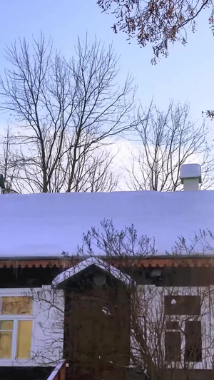 立冬初雪清晨屋檐厚压压的积雪阳光明媚9秒视频