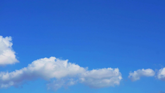清蓝天空白云在冬季时间失效时在天线上移动视频