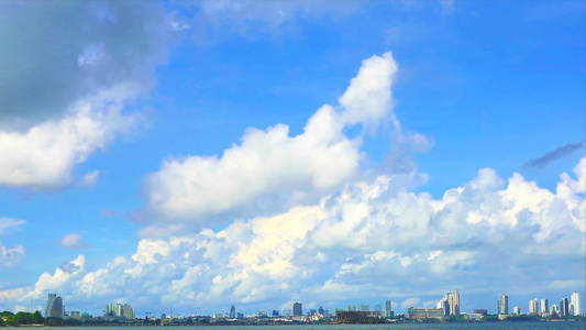 在雨季时间过冬时横跨大海和城市的繁忙云彩蓝天空满是视频
