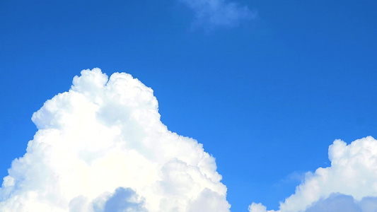 在蓝天空背景下移动的美丽纯白色云层蓝色天空背景视频