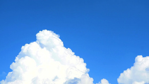 夏天在蓝天上飘动着美丽的纯白色云朵41秒视频