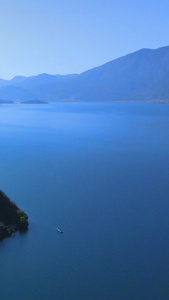 大理泸沽湖里格半岛全景航拍蓝天白云视频